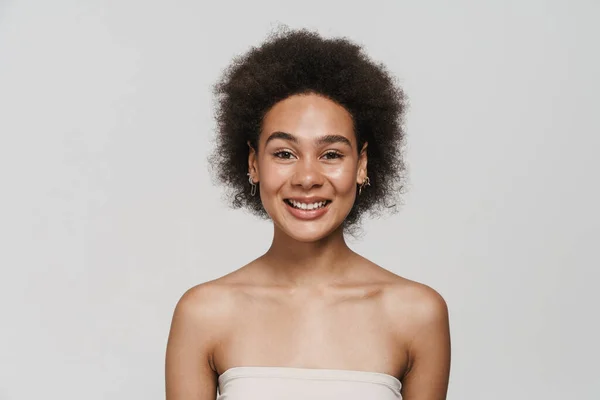 Siyah Esmer Kadın Gülümsüyor Beyaz Arka Planda Izole Edilmiş Kameraya — Stok fotoğraf