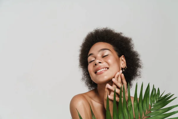 Black Shirtless Woman Smiling While Posing Green Leaf Isolated White — Stockfoto