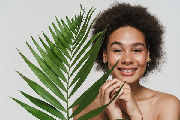Black Shirtless Woman Smiling While Posing Green Leaf Isolated White — Stockfoto