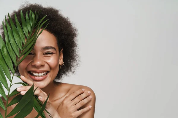 Schwarze Frau Ohne Hemd Lacht Während Sie Mit Grünem Blatt — Stockfoto