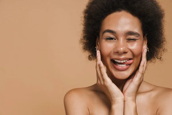 Černá Žena Bez Košile Úsměvem Ukazuje Svůj Jazyk Kameru Izolované — Stock fotografie