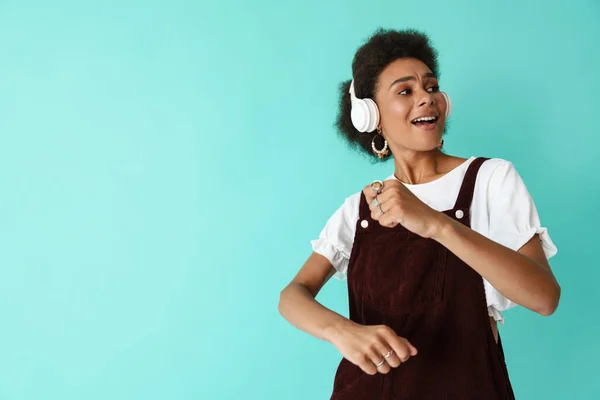 Mavi Arka Planda Izole Edilmiş Kulaklıklarla Müzik Dinlerken Dans Eden — Stok fotoğraf