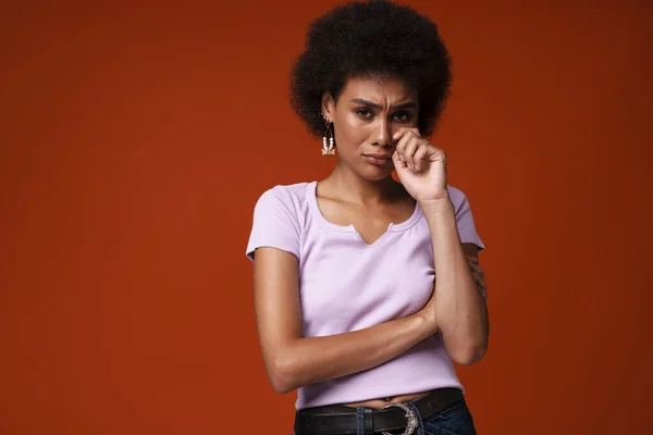 Junge Schwarze Frau Mit Ohrringen Runzelt Die Stirn Während Sie — Stockfoto