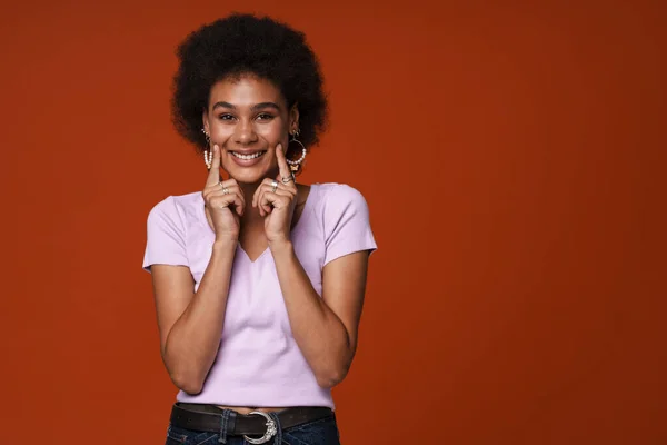 Genç Siyahi Kadın Gülümsüyor Kahverengi Arka Planda Izole Edilmiş Yanaklarını — Stok fotoğraf