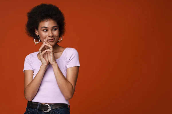 Küpe Takan Genç Siyahi Kadın Gülümsüyor Kahverengi Arka Planda Soyutlanmış — Stok fotoğraf