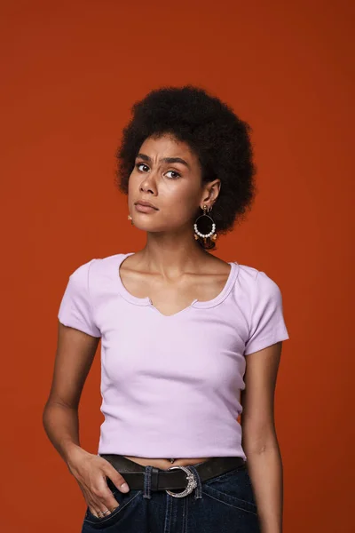 Küpeli Genç Siyah Bir Kadın Kahverengi Arka Planda Izole Edilmiş — Stok fotoğraf