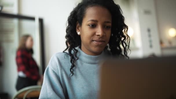 Fröhliche Afrikanerin Blauem Pullover Tippt Café Laptop — Stockvideo