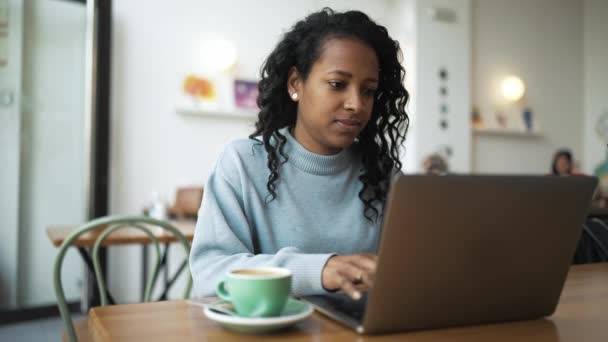 Positive African Woman Wearing Blue Sweater Typing Laptop Cafe — Vídeo de Stock