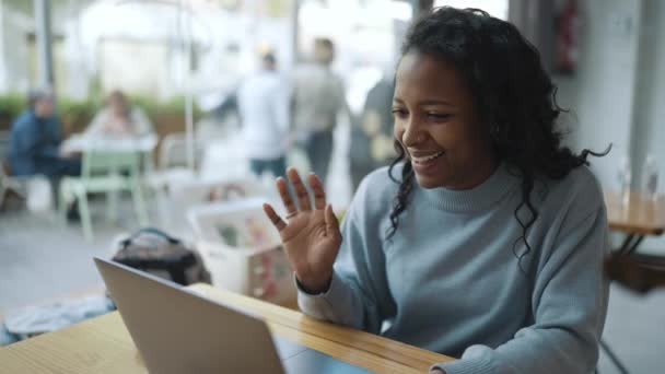Lächelnde Afrikanerin Blauen Pullover Unterhält Sich Videoanruf Auf Laptop Café — Stockvideo