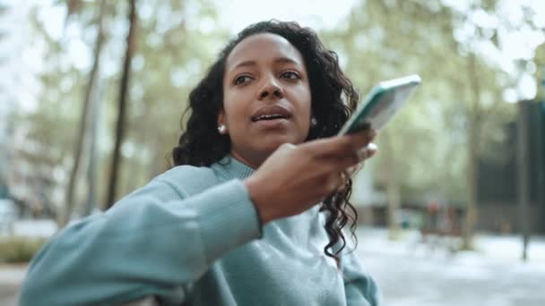 Söt Brunett Afrikansk Kvinna Bär Blå Tröja Inspelning Röst Meddelande — Stockvideo