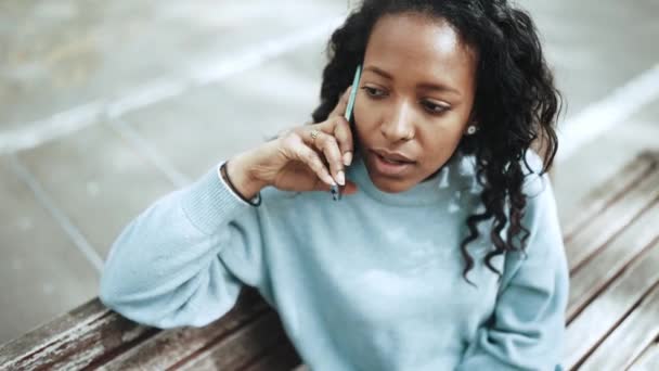 Glad Brunett Afrikansk Kvinna Bär Blå Tröja Talar Med Mobil — Stockvideo