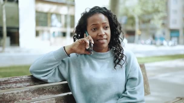 Snygg Brunett Afrikansk Kvinna Bär Blå Tröja Talar Med Mobil — Stockvideo