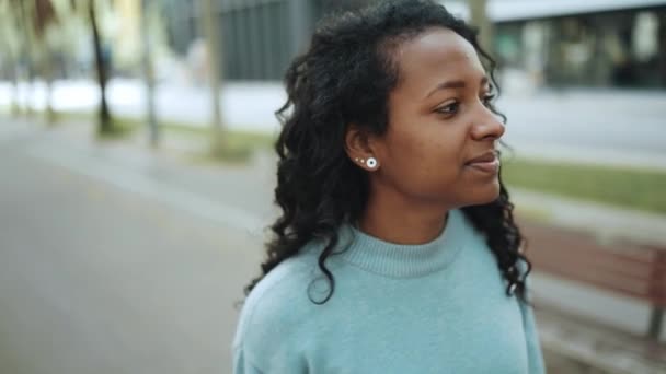 Ganska Brunett Afrikansk Kvinna Bär Blå Tröja Promenader Gatan — Stockvideo