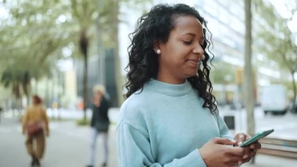 Söt Brunett Afrikansk Kvinna Bär Blå Tröja Skriva Med Telefon — Stockvideo