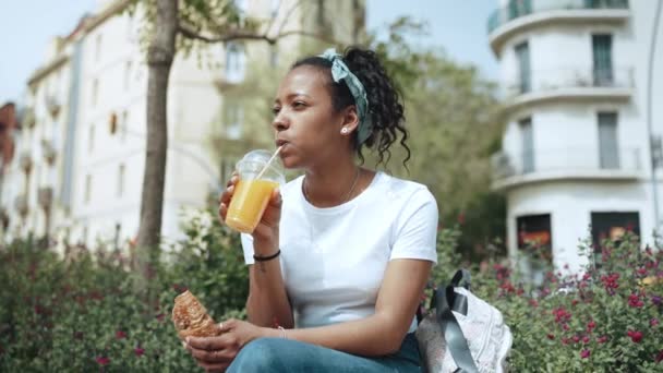 Pensive Brünette Afrikanerin Trinkt Saft Freien — Stockvideo