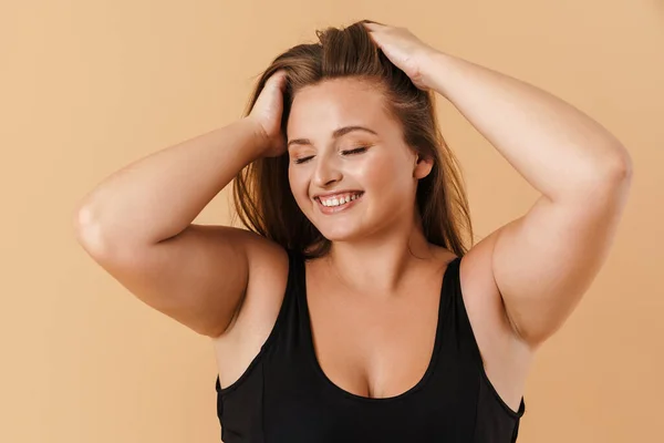 Jovem Mulher Vestindo Maiô Sorrindo Enquanto Segurando Cabeça Isolada Sobre — Fotografia de Stock