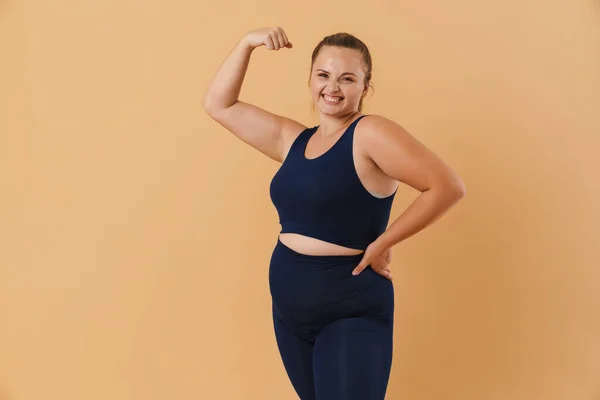 Jonge Vrouw Dragen Sport Pak Glimlachen Tonen Haar Biceps Geïsoleerd — Stockfoto