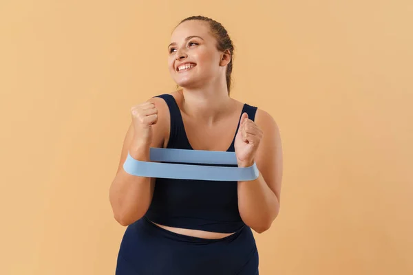 Ung Kvinna Bär Sport Kostym Gör Motion Med Expander Stretch — Stockfoto