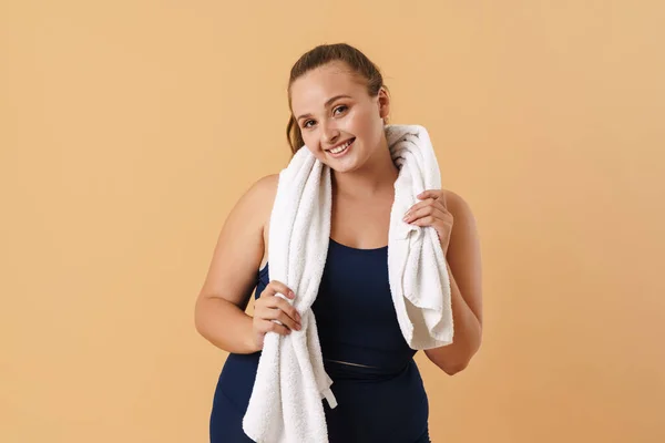 Jovem Mulher Vestindo Terno Esporte Sorrindo Enquanto Posando Com Toalha — Fotografia de Stock