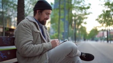 Şehirde dans eden ve müzik dinleyen memnun bir adam.