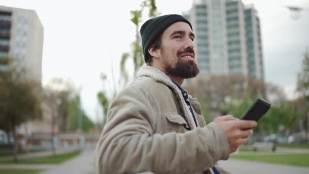 Счастливый Бородатый Мужчина Шляпе Печатает Телефону Открытом Воздухе — стоковое видео