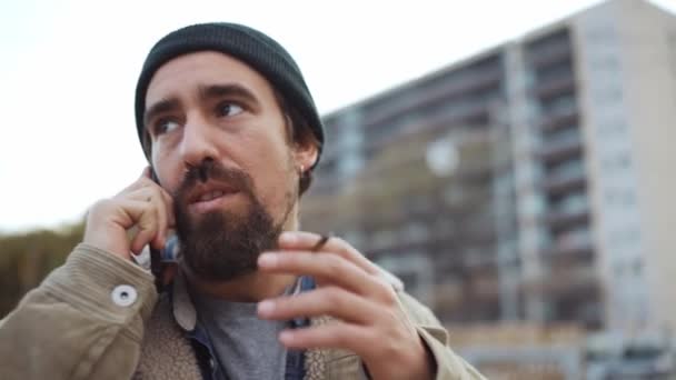Usmívající Vousatý Muž Klobouku Mluví Telefonu Kouří Venku — Stock video