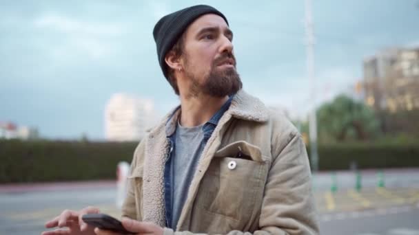 Sebevědomý Muž Klobouku Chůze Při Pohledu Mobilní Městě — Stock video