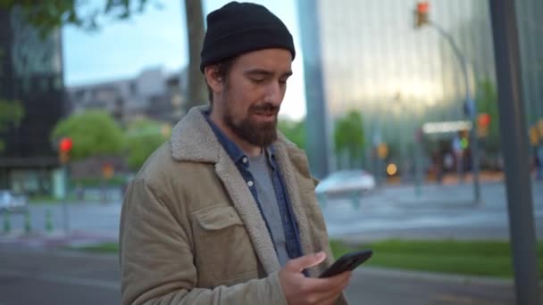 Snygg Man Klädd Hatt Promenader Och Skriva Mobil Staden — Stockvideo