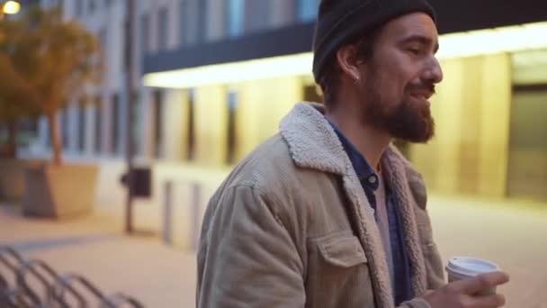 Hombre Alegre Con Sombrero Caminando Tomando Café Aire Libre — Vídeos de Stock