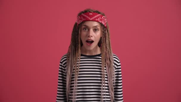 Mulher Hippie Surpresa Alegrando Com Câmera Estúdio Rosa — Vídeo de Stock