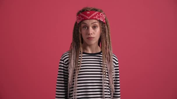 Mulher Hippie Bonito Dizendo Sim Câmera Estúdio Rosa — Vídeo de Stock