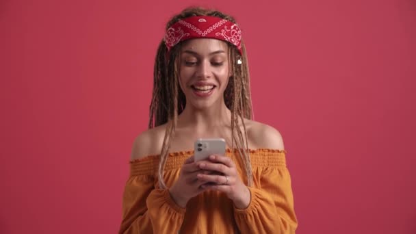 Mulher Hippie Alegre Mensagens Texto Por Telefone Estúdio Rosa — Vídeo de Stock