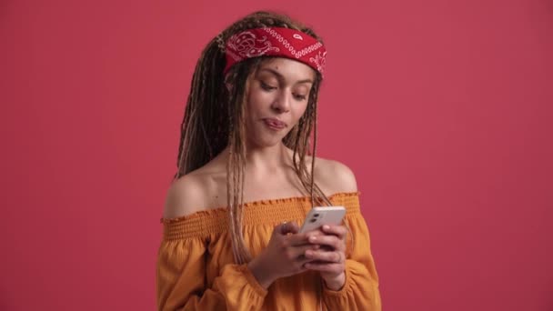Rindo Hippie Mulher Mensagens Texto Por Telefone Estúdio Rosa — Vídeo de Stock
