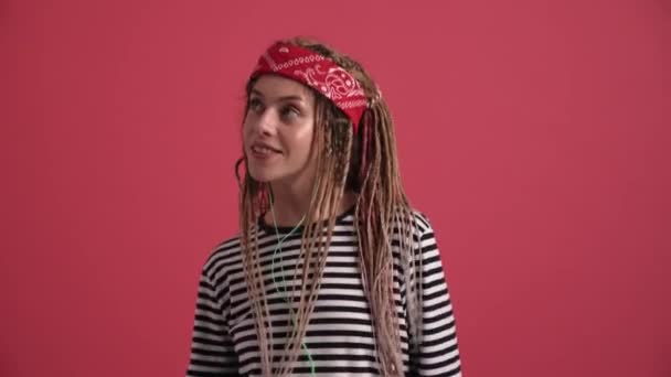 Funny Hippie Woman Dancing Headphones Pink Studio — Stok video