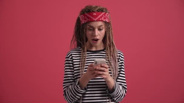 Mulher Hippie Surpreso Digitando Telefone Estúdio Rosa — Vídeo de Stock