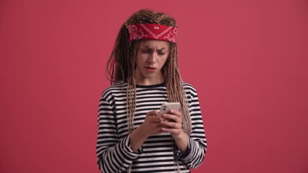 Displeased Hippie Woman Typing Phone Pink Studio — Stock Video