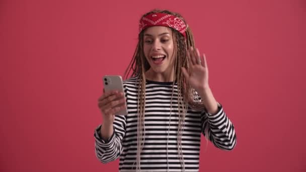 Sorrindo Hippie Mulher Falando Por Videochamada Telefone Estúdio Rosa — Vídeo de Stock