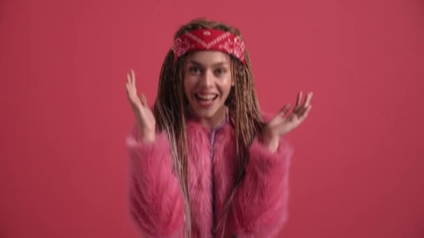 快乐的嬉皮士女人在粉红工作室的相机前摆姿势 — 图库视频影像