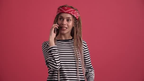 Mulher Hippie Feliz Falando Telefone Estúdio Rosa — Vídeo de Stock