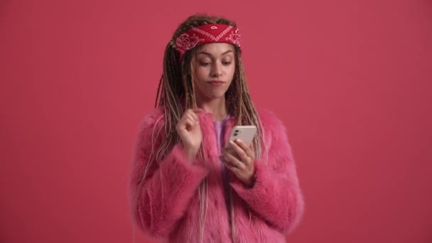 Mulher Muito Hippie Digitando Por Celular Estúdio Rosa — Vídeo de Stock
