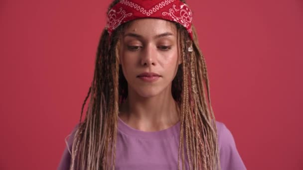 Smiling Hippie Woman Opening Eyes Camera Pink Studio — Stok video