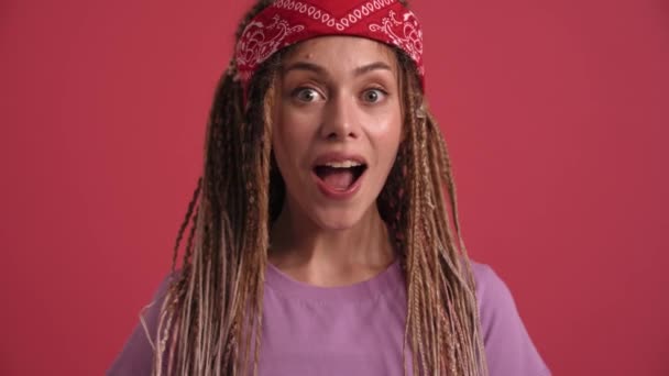 Surprised Hippie Woman Talking Looking Camera Pink Studio — Stok video