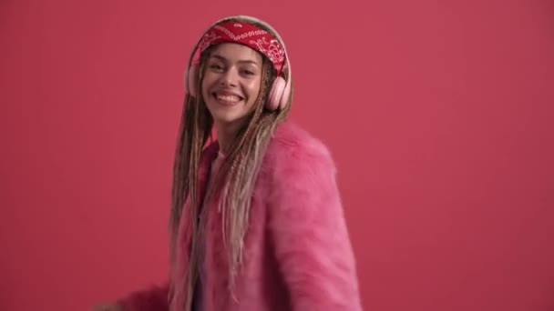 Funny Hippie Woman Dancing Pink Studio — Stok video