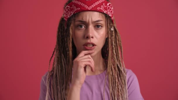 Worried Hippie Woman Thinking Looking Camera Pink Studio — Stockvideo