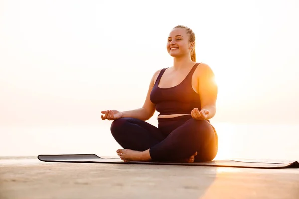 Ingefära Ung Kvinna Mediterar Yogautövandet Utomhus — Stockfoto