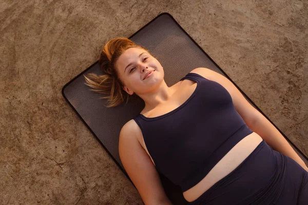 Ginger Young Woman Smiling Yoga Practice Outdoors — стоковое фото