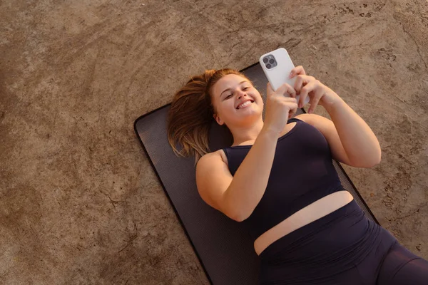 Jovem Mulher Gengibre Usando Telefone Celular Durante Prática Ioga Livre — Fotografia de Stock