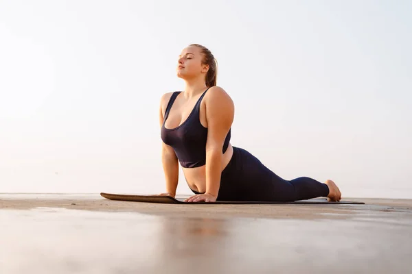 Mujer Pelirroja Joven Haciendo Ejercicio Durante Práctica Yoga Aire Libre —  Fotos de Stock
