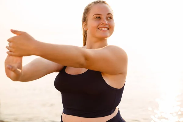 Junge Ingwerfrau Macht Sport Beim Yoga Freien — Stockfoto