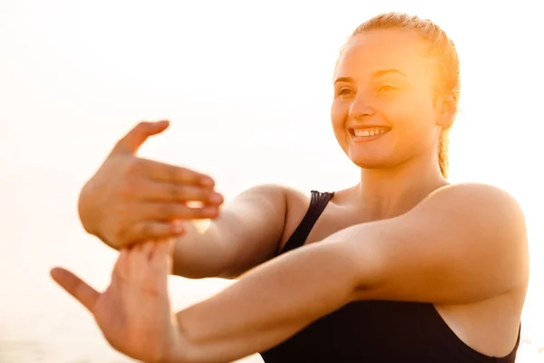 Junge Ingwerfrau Macht Sport Beim Yoga Freien — Stockfoto